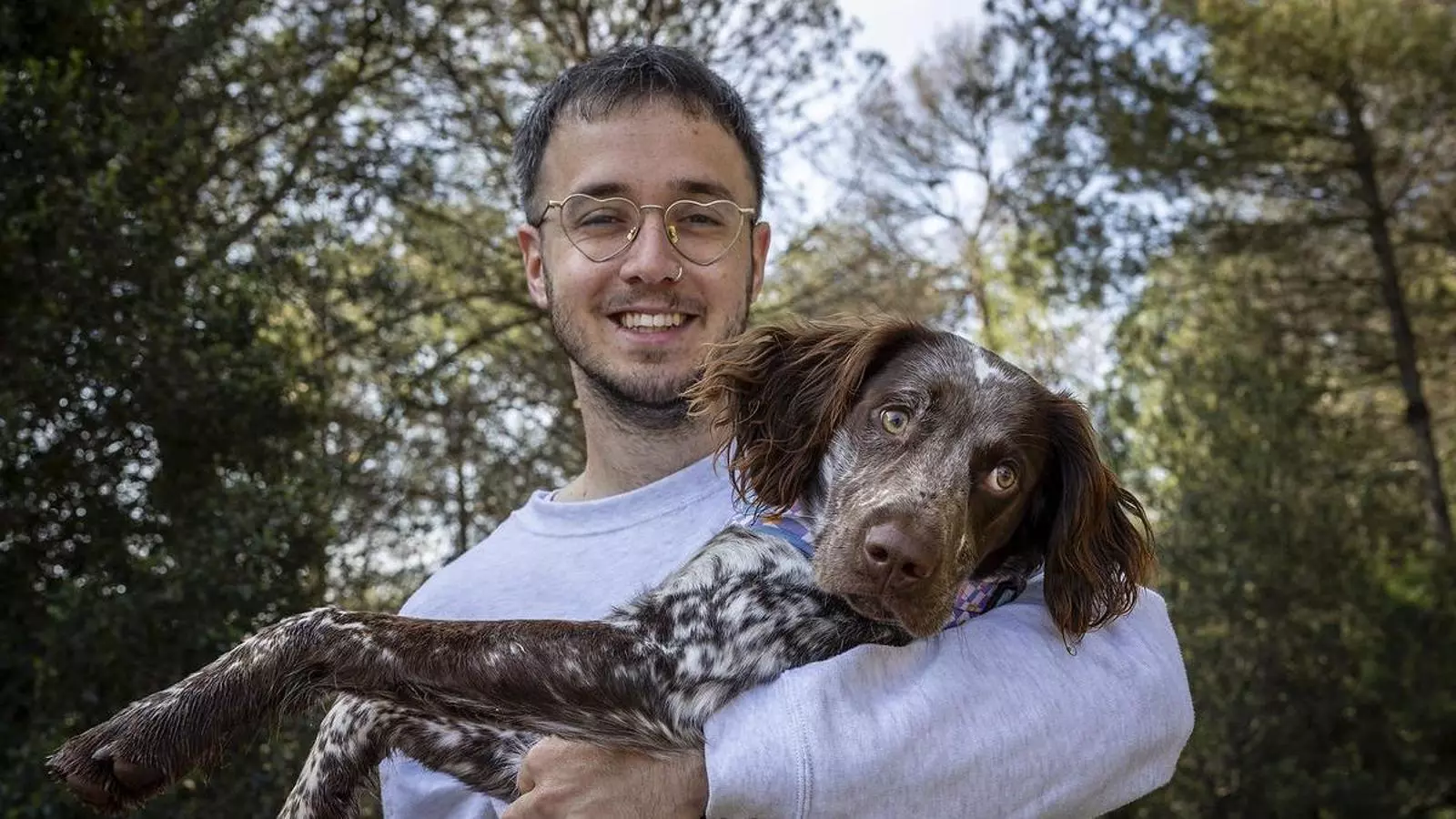 Lildami i el seu gos Croc davant la càmera de fotografiar.