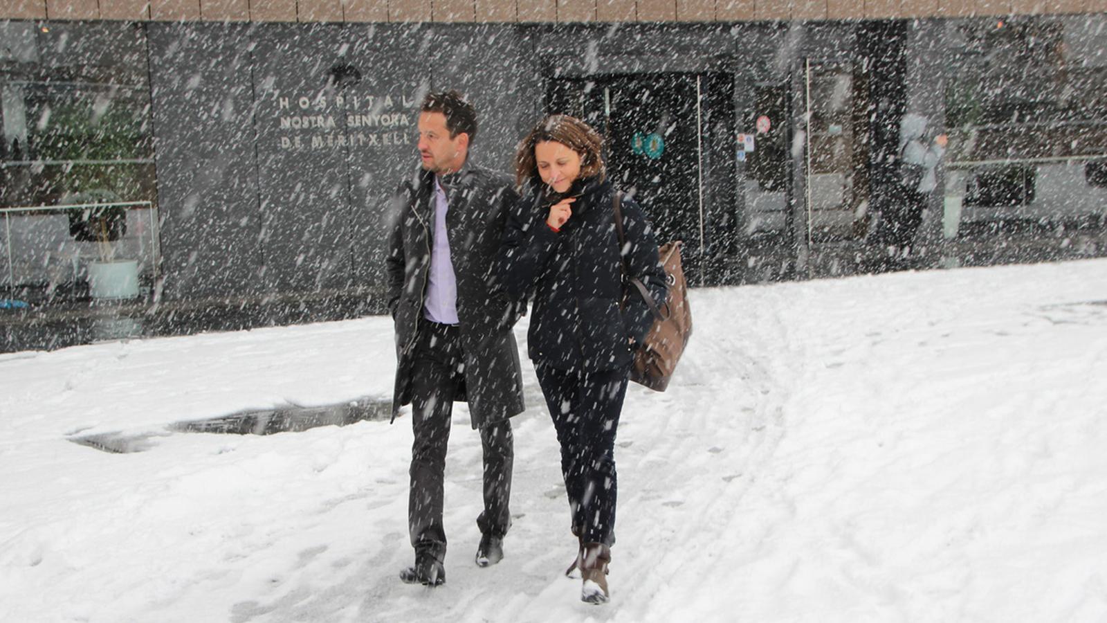 Pere López i Rosa Gili, davant l'Hospital Nostra Senyora de Meritxell per presentar les propostes de sanitat./M.B.