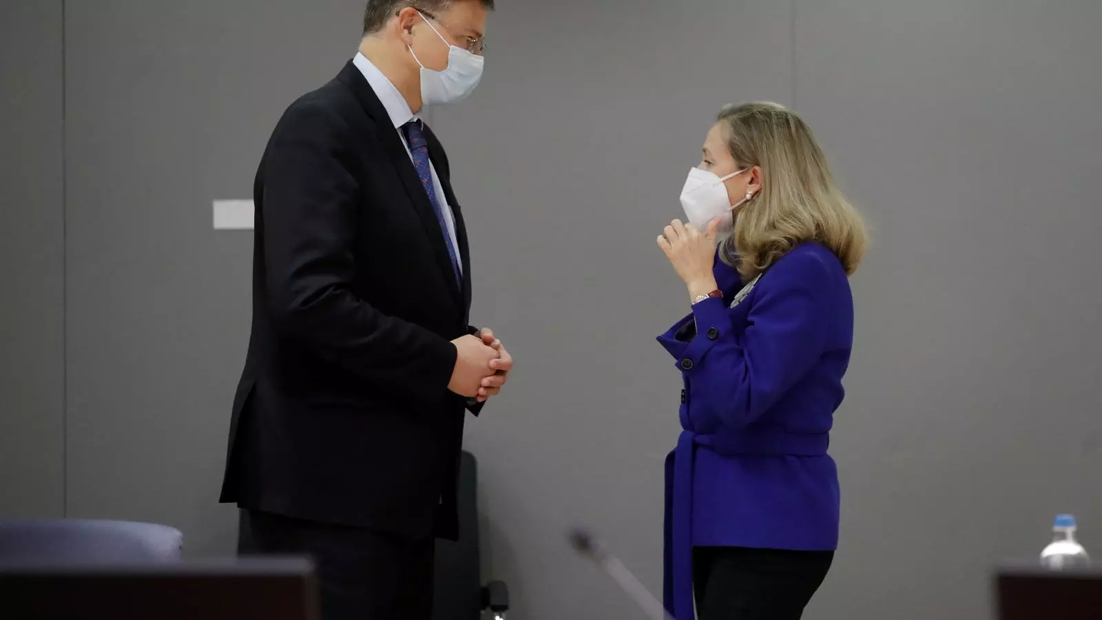 El vicepresidente de la Comisión Europea, Valdis Dombrovskis, y la vicepresidenta española, Nadia Calviño.