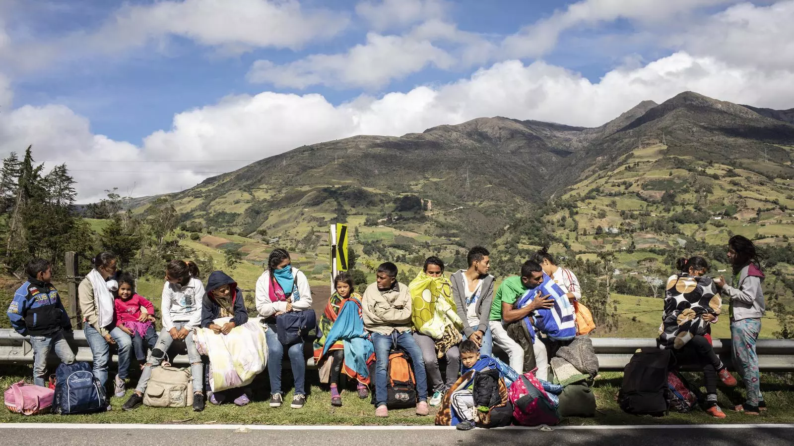 Milers de veneçolans es desplacen cada dia pel pont internacional de Simon Bolívar per arribar a Cucuta. Fugen de la inestabilitat política, la inseguretat socioeconòmica, la violència i la fam al seu país.