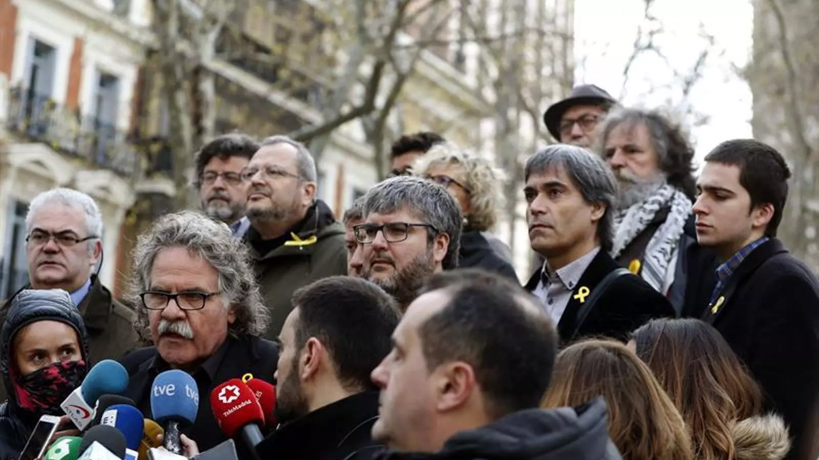 Comitiva de suport a Tamara C. a les portes de l'Audiència Nacional. EFE