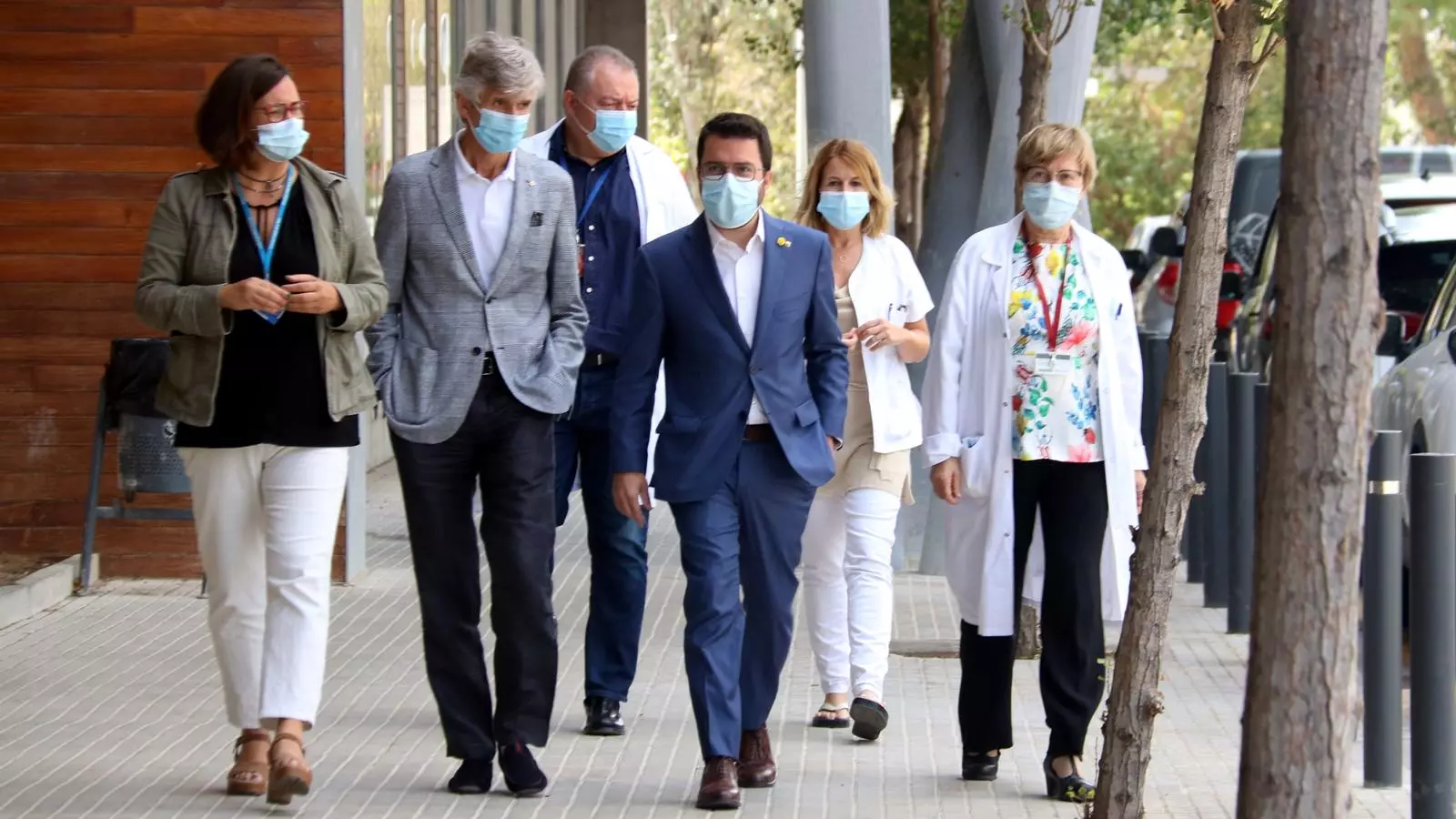 The President of the Government, Pere Aragonès, and the Minister of Health, Josep Maria Argimon, have met with workers of the University Hospital of Bellvitge