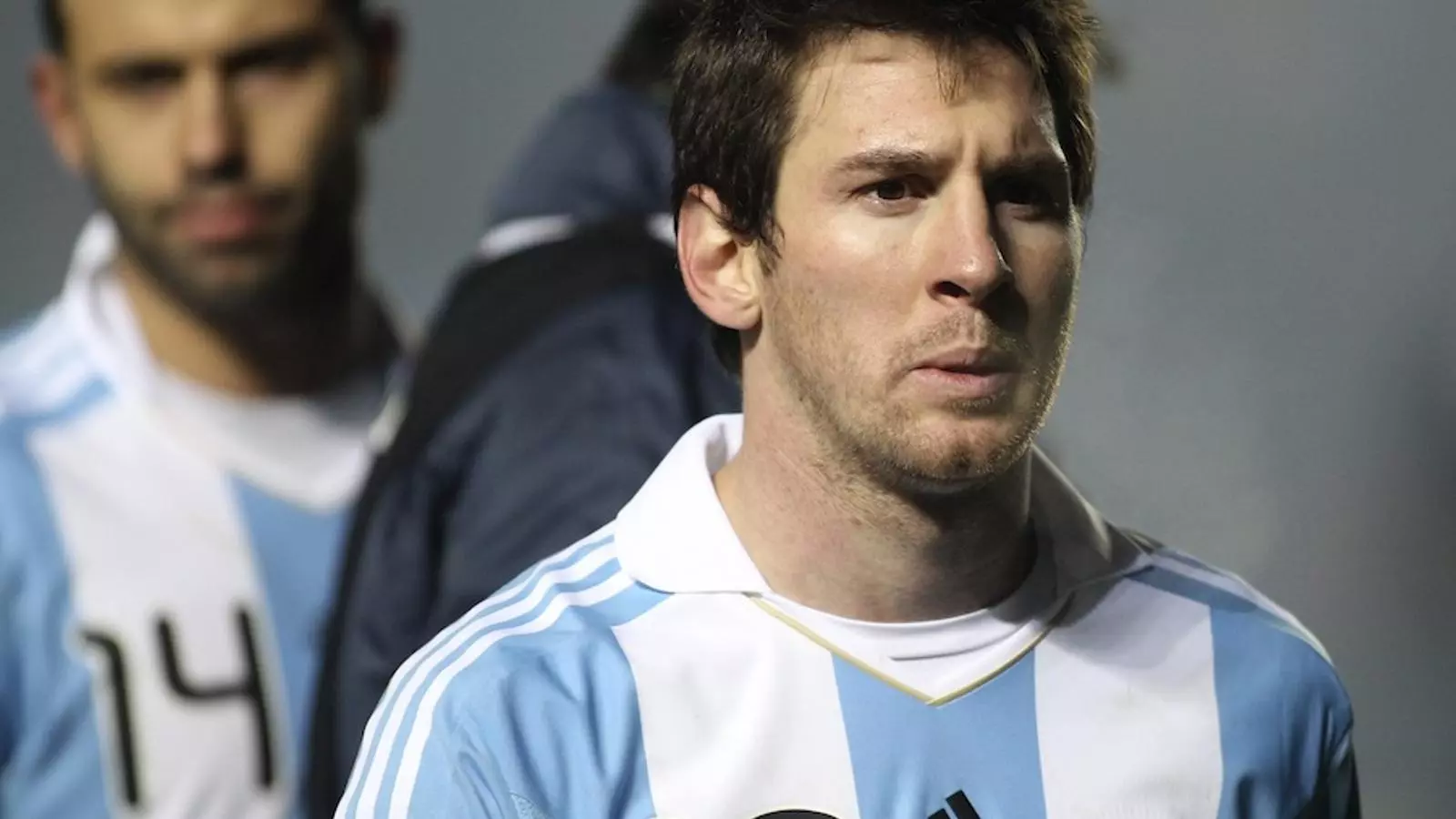 Leo Messi surt del camp amb cara de circumstàncies després d'empatar a 0 amb Colòmbia.