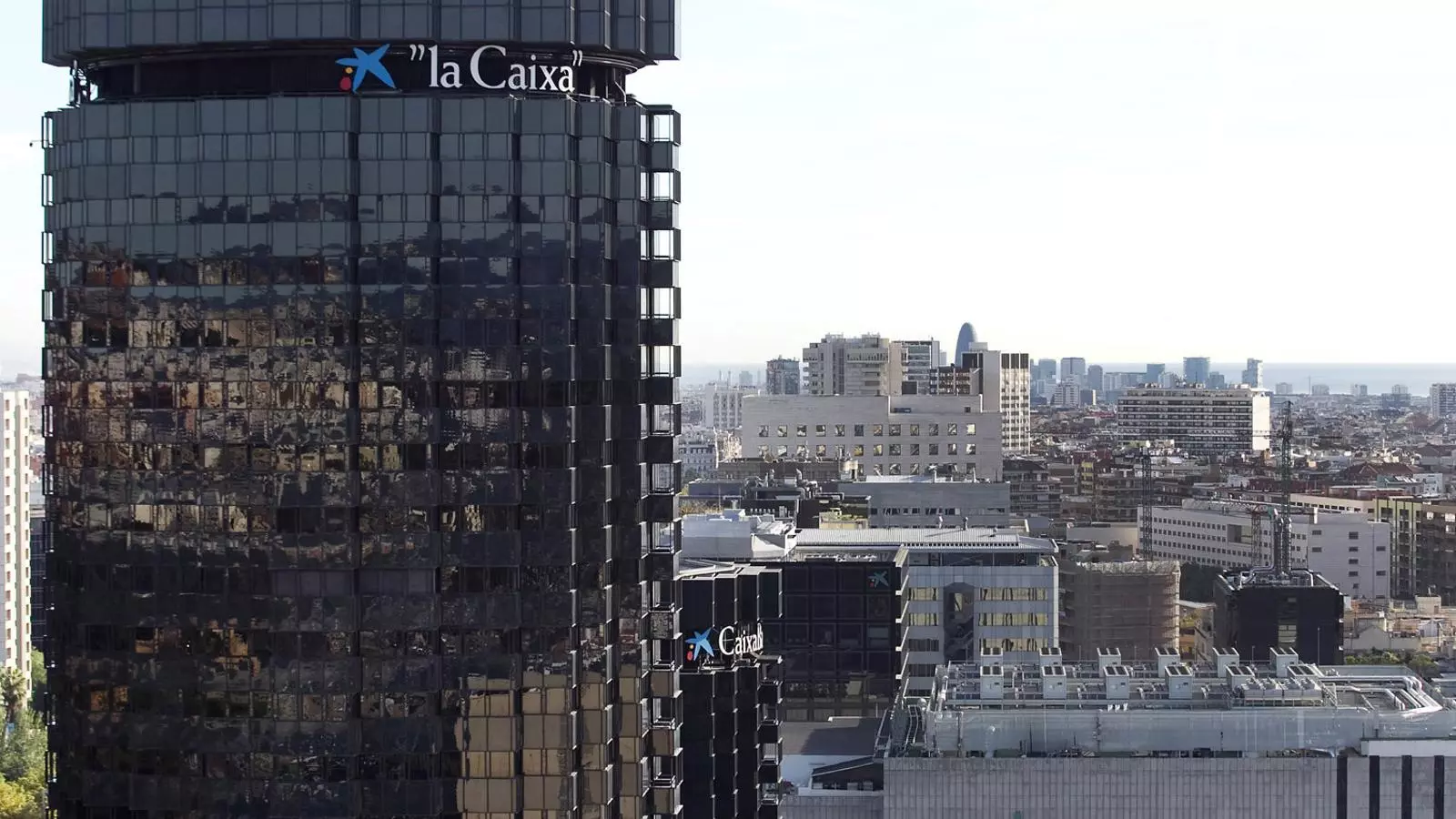 Vista de la seu de CaixaBank a l’avinguda Diagonal de Barcelona. El banc és, amb diferència, l’empresa catalana amb més beneficis des de l’esclat de la pandèmia.