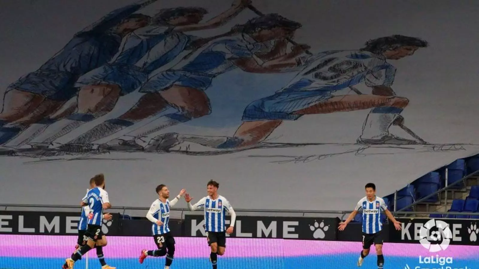 Els jugadors de l'Espanyol celebren el gol de Wu Lei