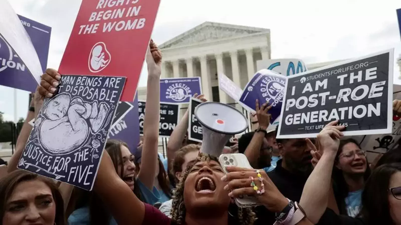 Manifestantes contra el aborto celebran delante de la Corte Suprema de Estados Unidos la anulación de la ROE
