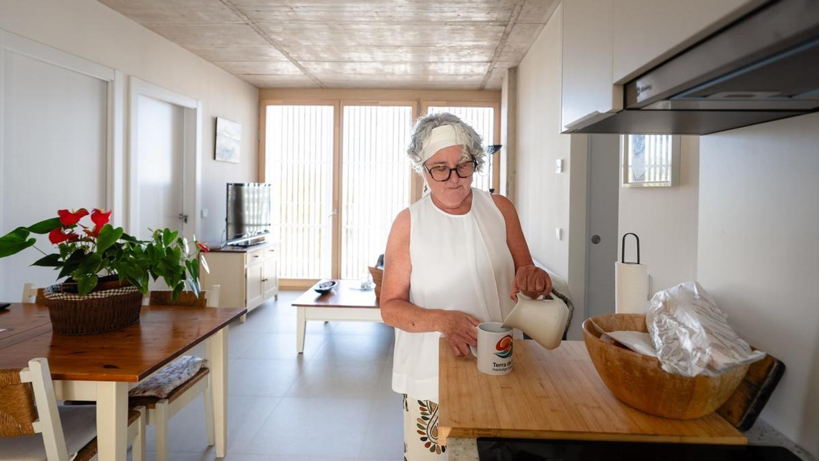 Joana Gallardo, vecina del edificio cooperativo Terra de Mar de Palamós.