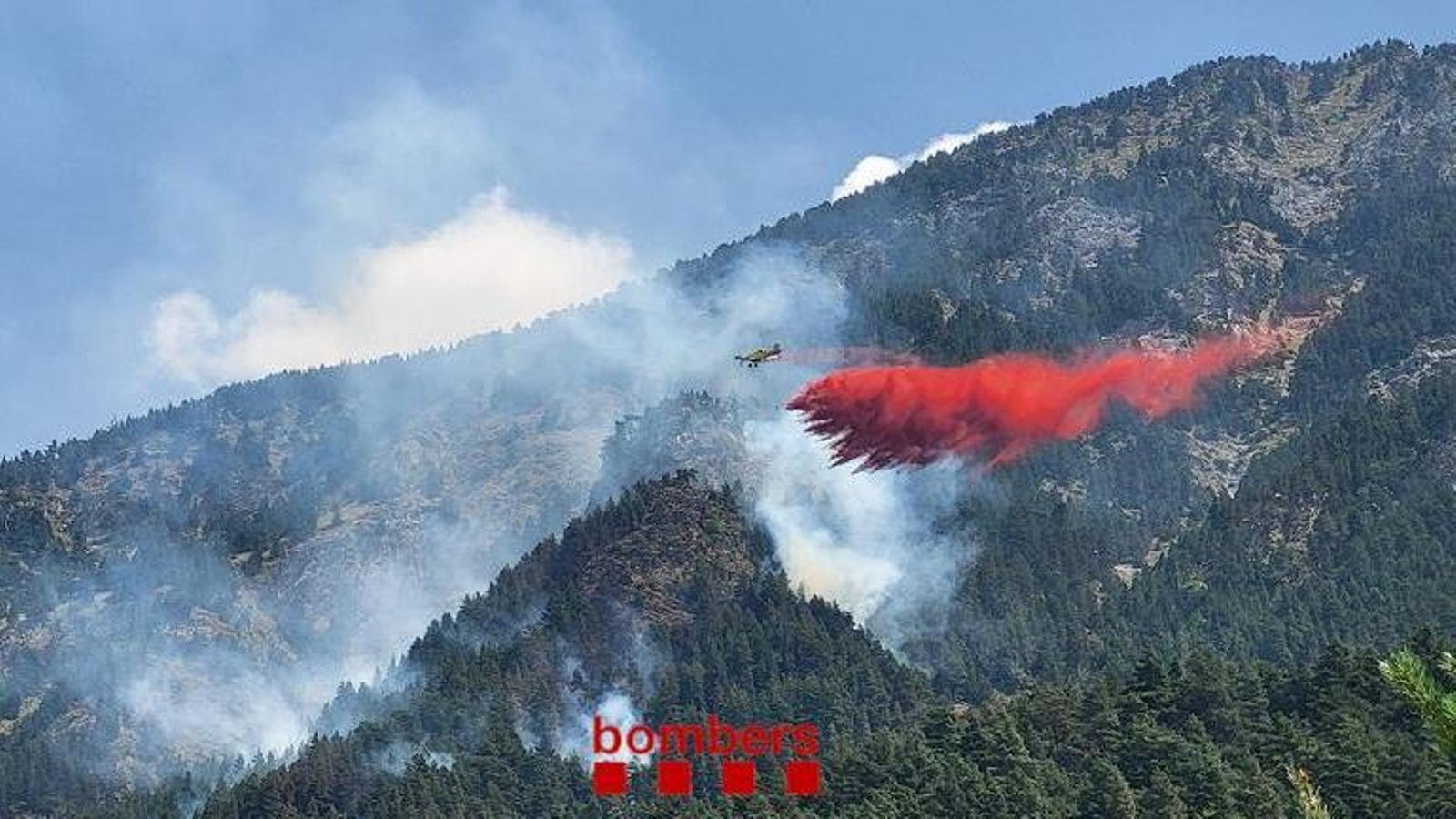 The Firefighters work with aerial means.