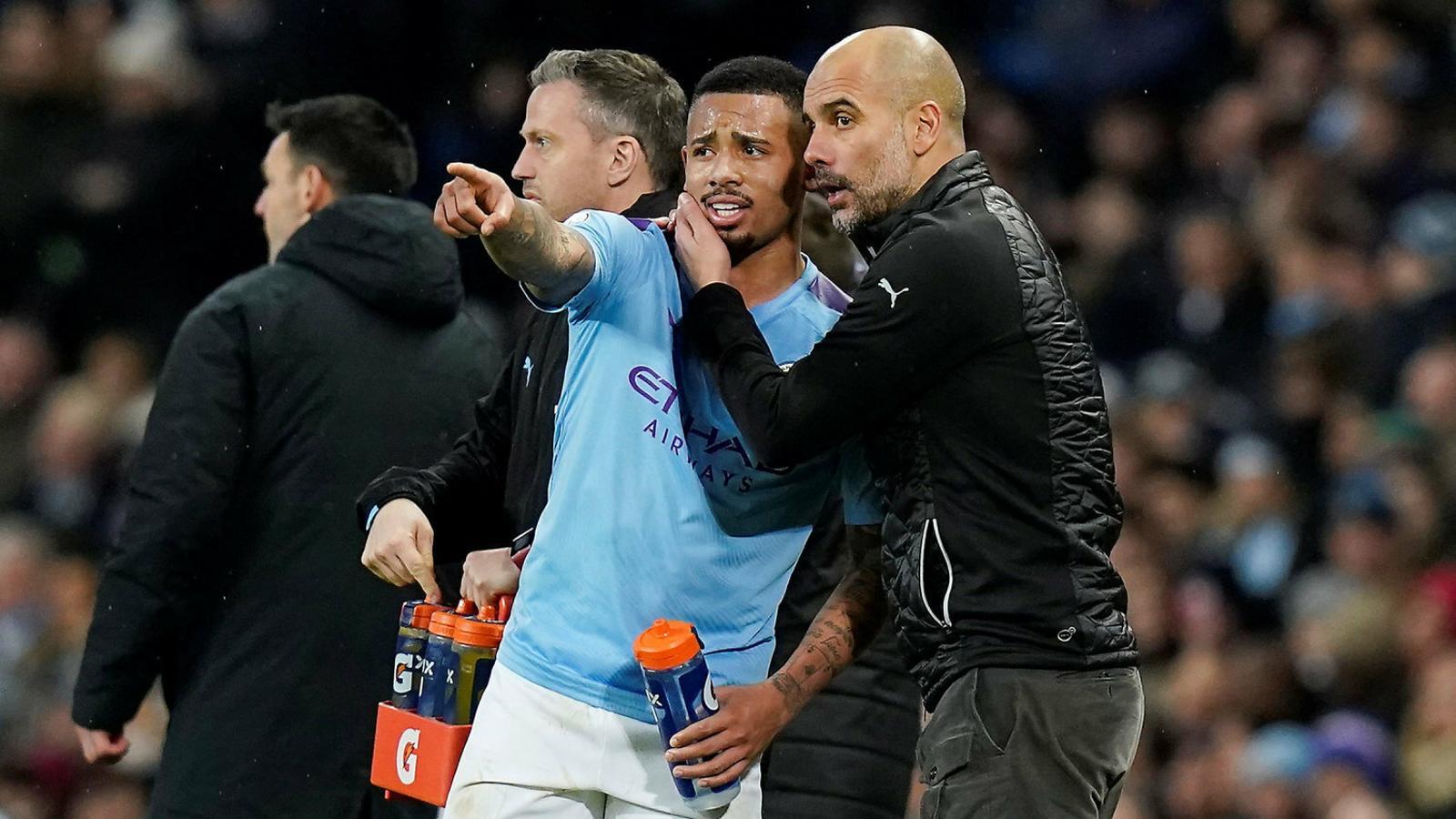 Pep Guardiola dando instrucciones a Gabriel Jesus.