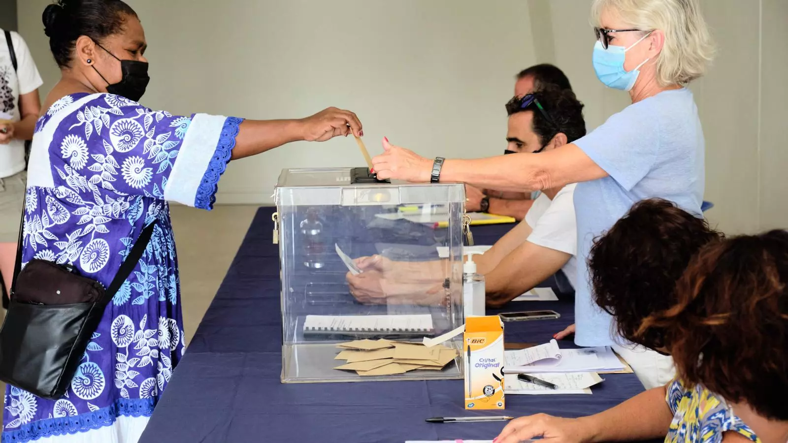 Una dona vota al tercer referèndum sobre la independència de Nova Caledònia