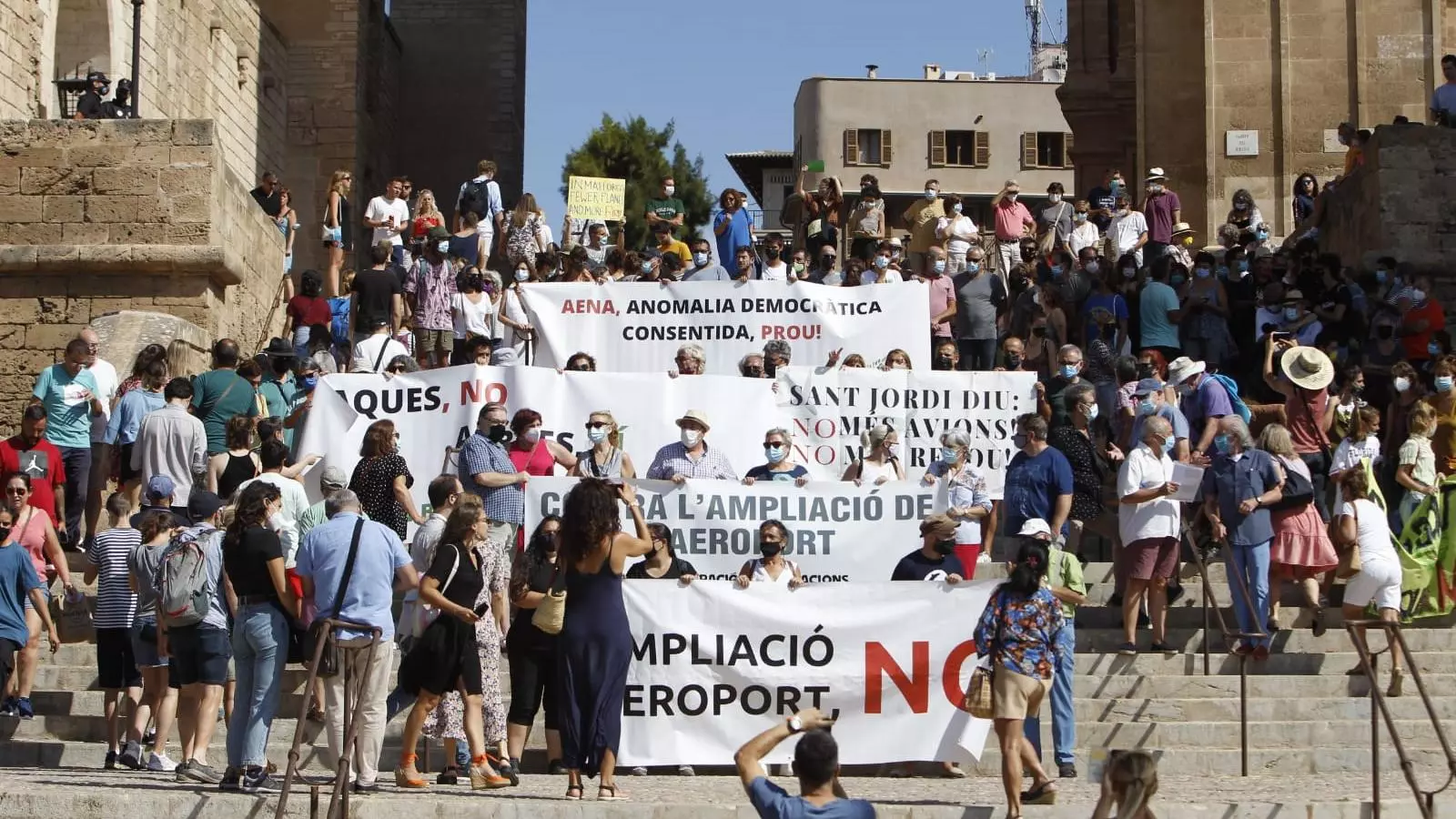 Imatge de la concentració, aquest diumenge a les escales de la Seu.