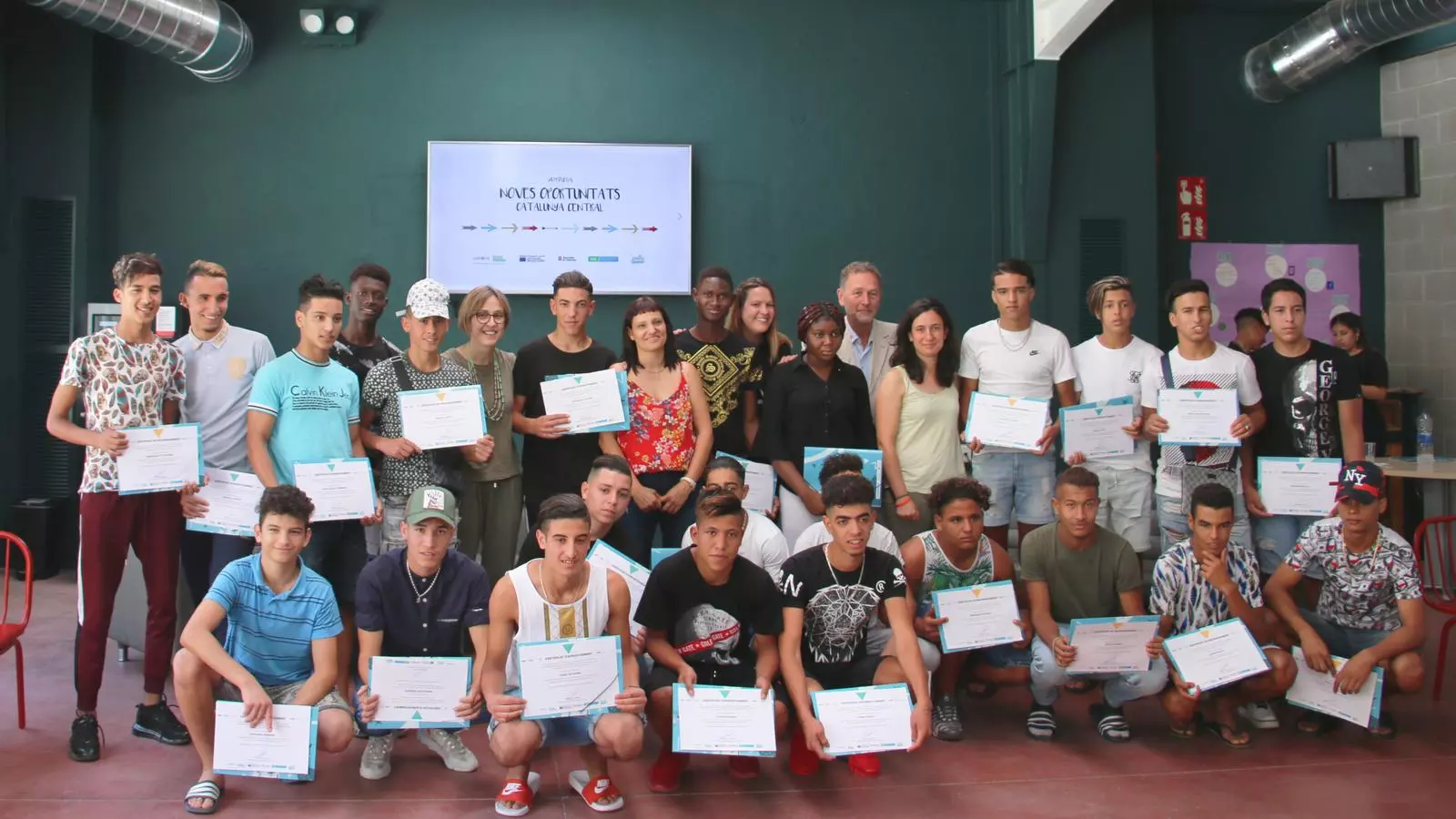 Els joves amb els seus diplomes