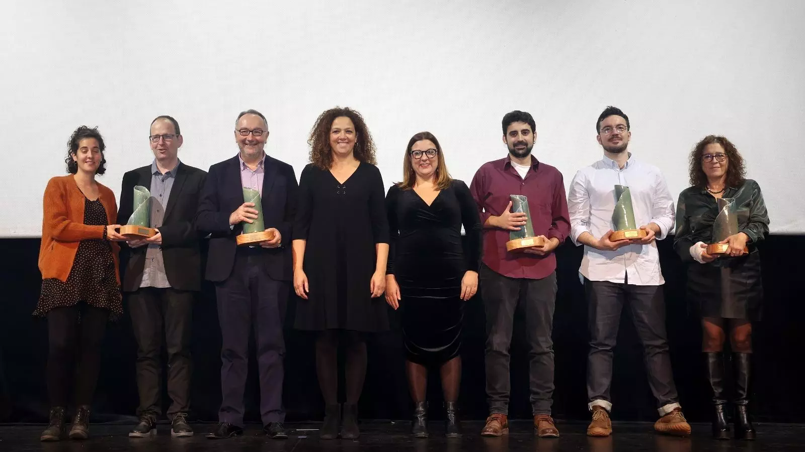 Els autors guardonats amb la presidenta del Consell, Catalina Cladera, i la consellera de Cultura Bel Busquets.