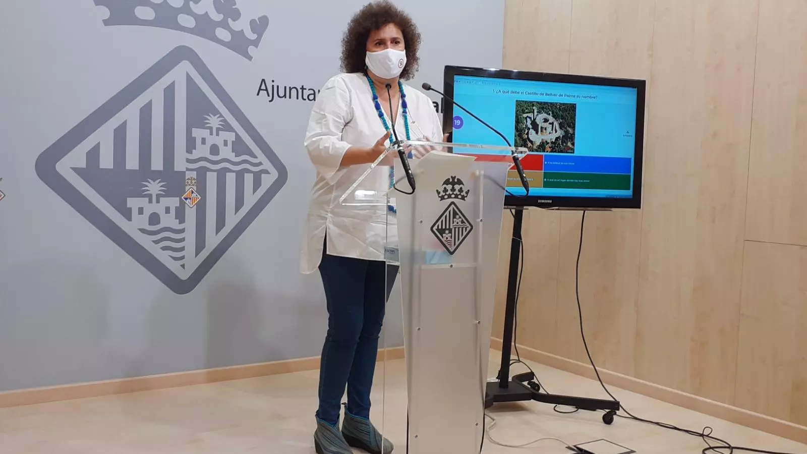 La regidora de Turisme, Sanitat i Consum de Cort, Elena Navarro, durant la roda de premsa.