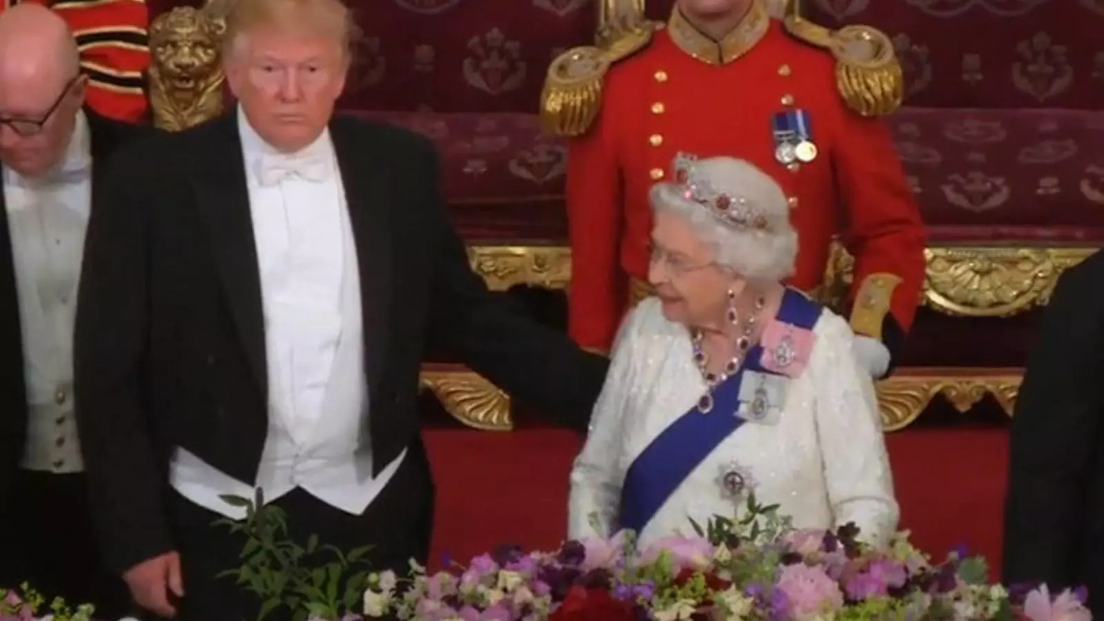 Trump se carga el protocolo (otra vez) con la reina de Inglaterra