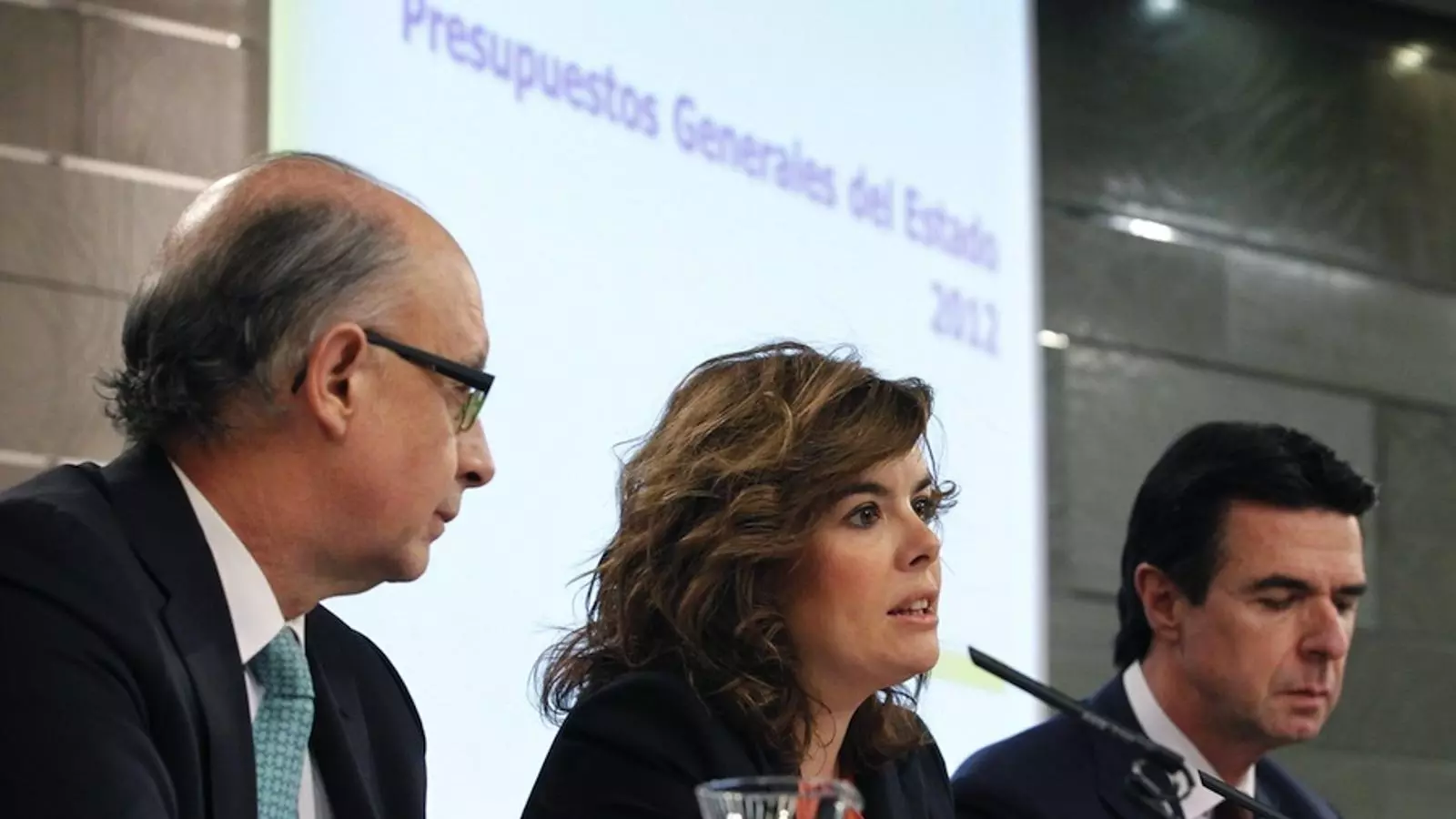 La vicepresidenta del govern espanyol, Soraya Sáenz de Santamaría, amb els ministres Cristóbal Montoro (Hisenda i Administracions Públiques) i José Manuel Soria (Indústria) a la roda de premsa posterior al Consell de Ministres / EFE