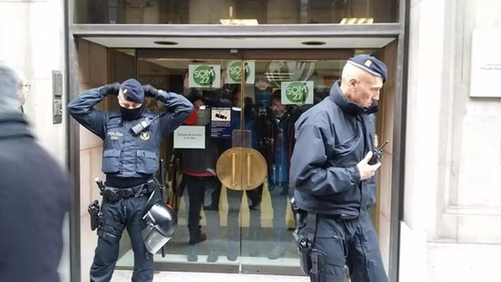 Imatge cedida per la CGT de l'instant de la detenció davant de la seu de la Fiscalia Superior de Catalunya al carrer Pau Claris de Barcelona