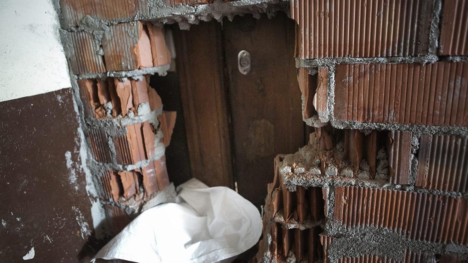 Els veïns d’un edifici del barri de Sant Pere van fer guàrdia tota la nit per evitar que okupes que tenien al bloc es quedessin un altre pis. L’endemà el propietari el va tapiar.