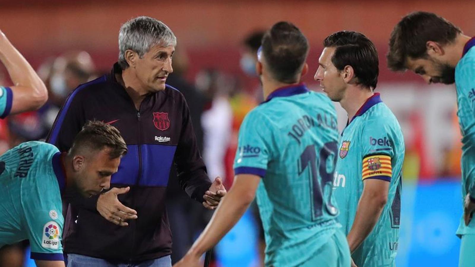 Quique Setién parla amb Leo Messi durant el partit del Barça a Mallorca