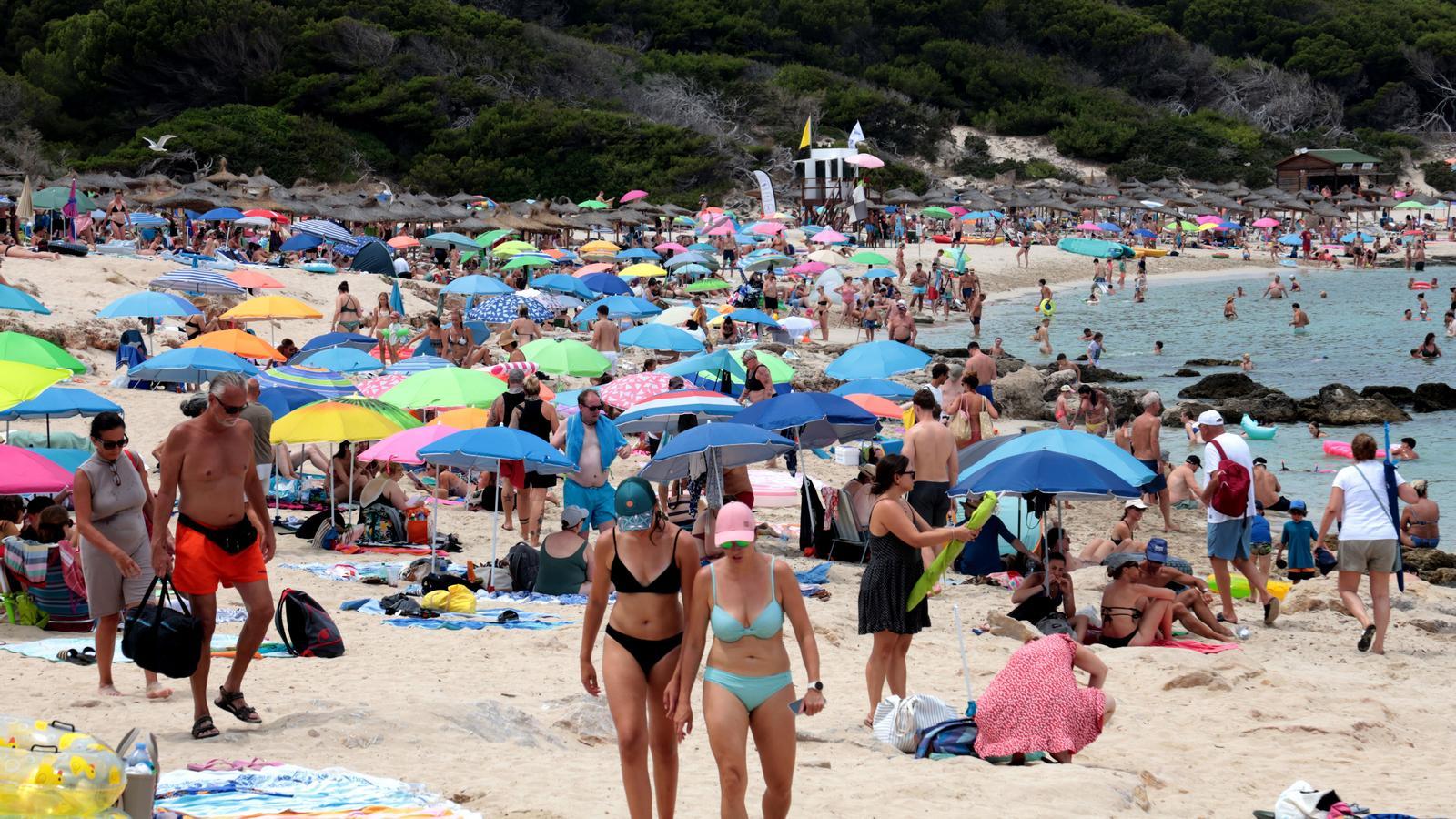 La platja de Cala Agulla, completament massificada.