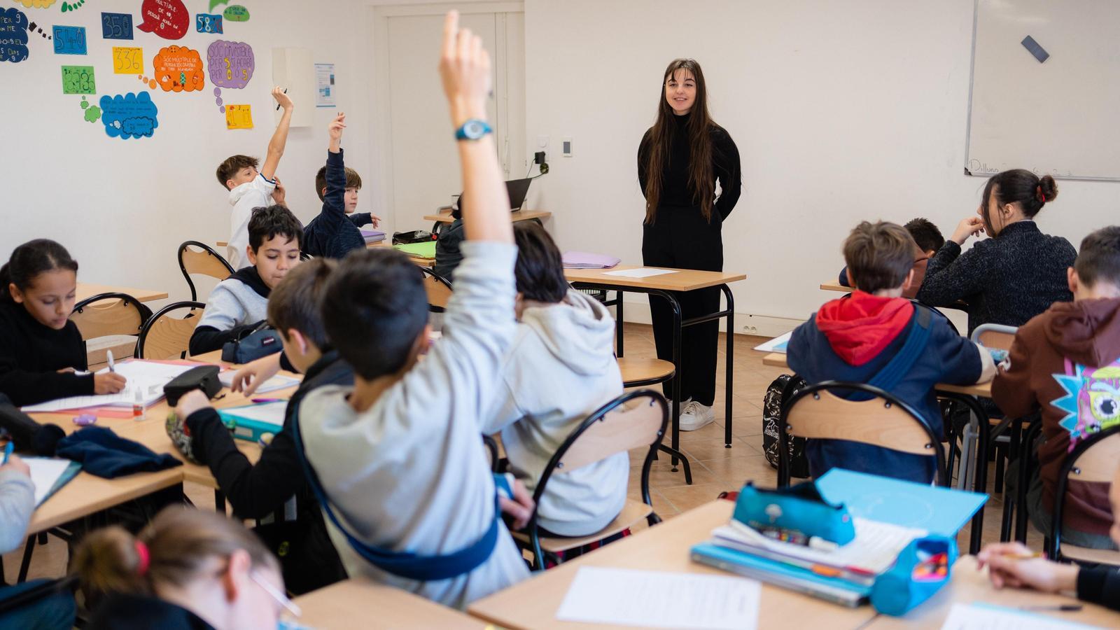 Alumnos dentro de un aula del colegio de La Bressola en Canet de Rosselló.