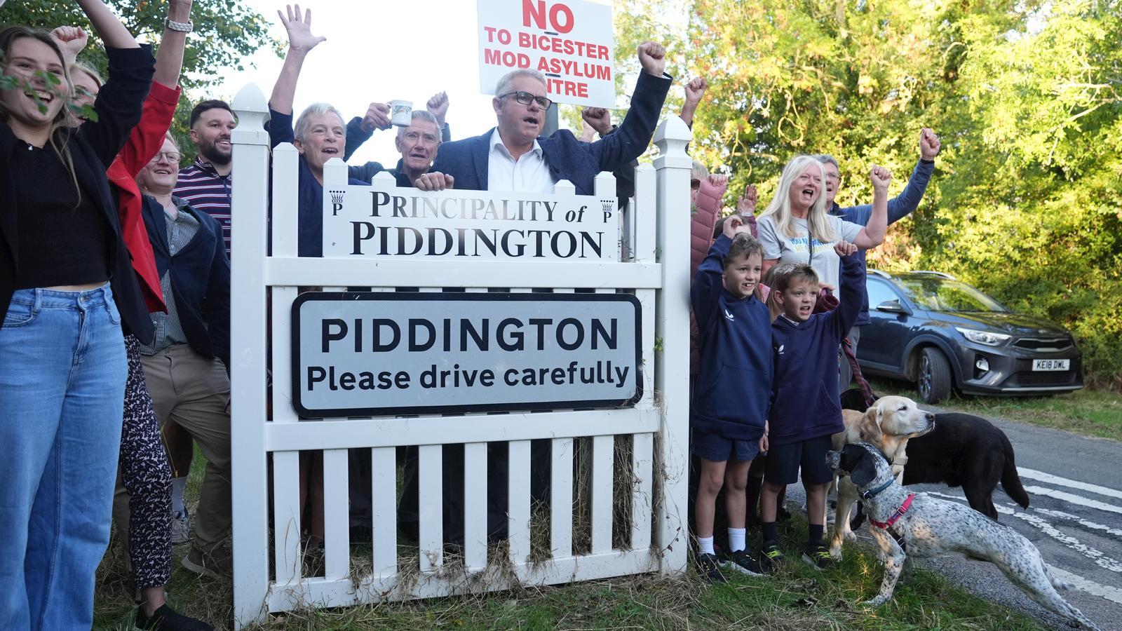 Residents of Piddington, after knowing the result of the United Kingdom's independence referendum, last week.