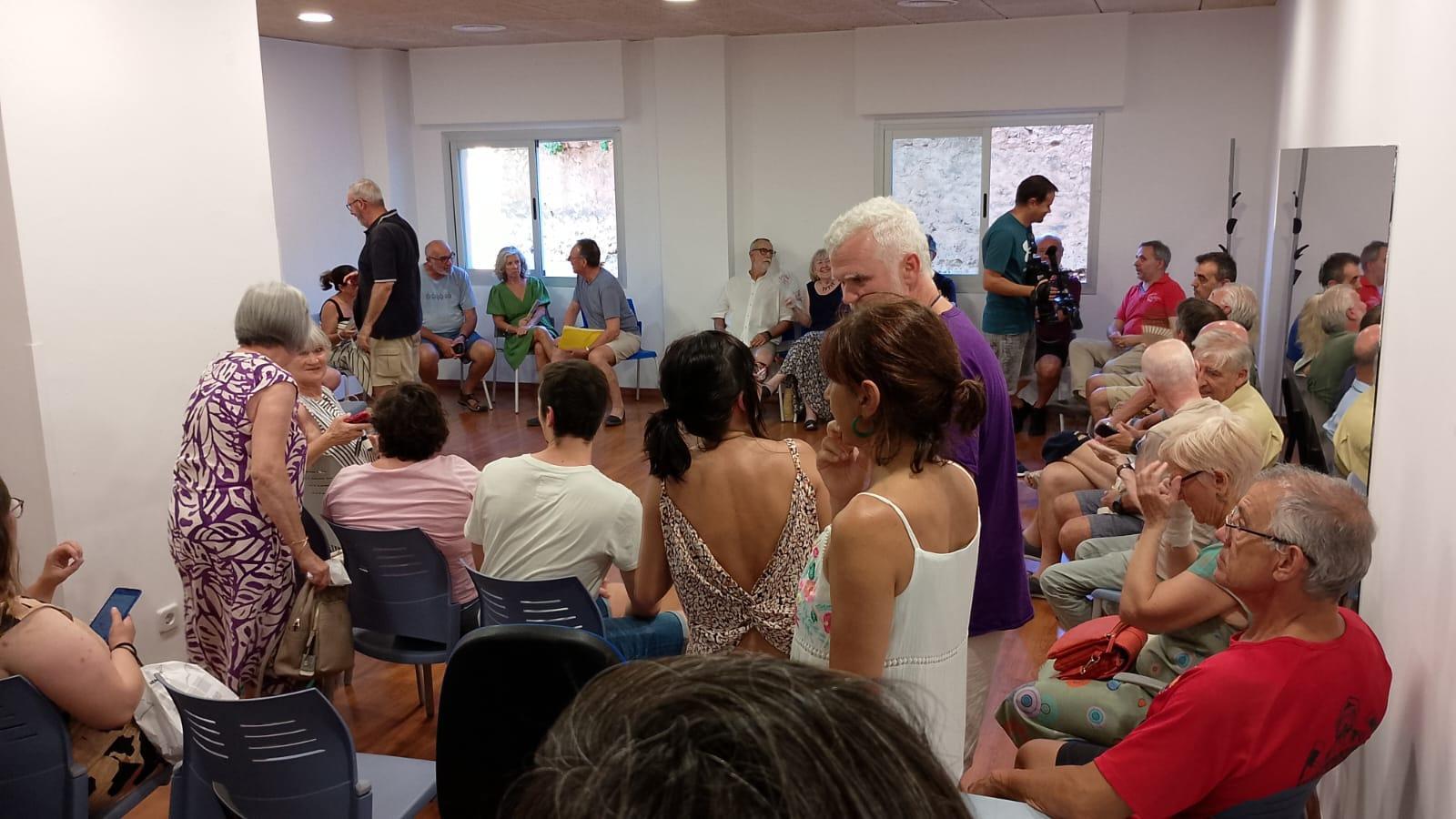 Vecinos reunidos este martes en Son Sardina.
