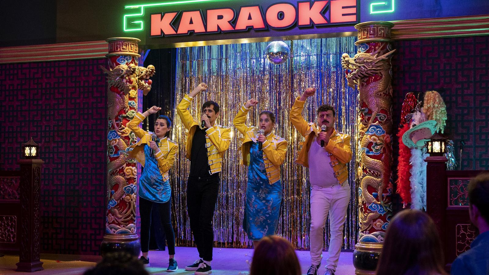 L'Ona, a l'esquerra, comparteix aventures al karaoke amb el Nil, la Sara i el Cris