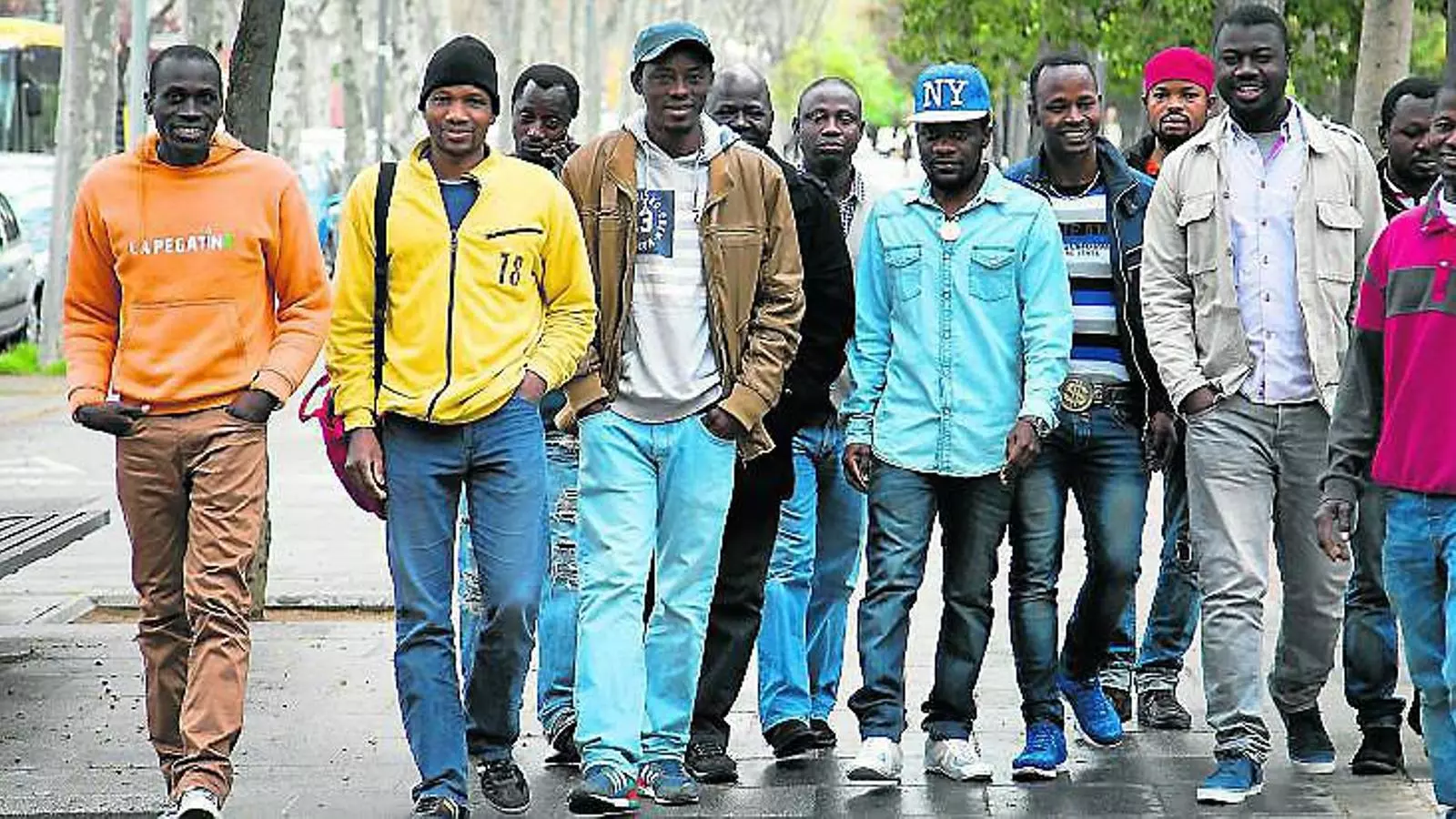 Els primers treballadors de la cooperativa que dóna feina a antics residents dels assentaments. Alguns, per recel, prefereixen no sortir a la fotografia.