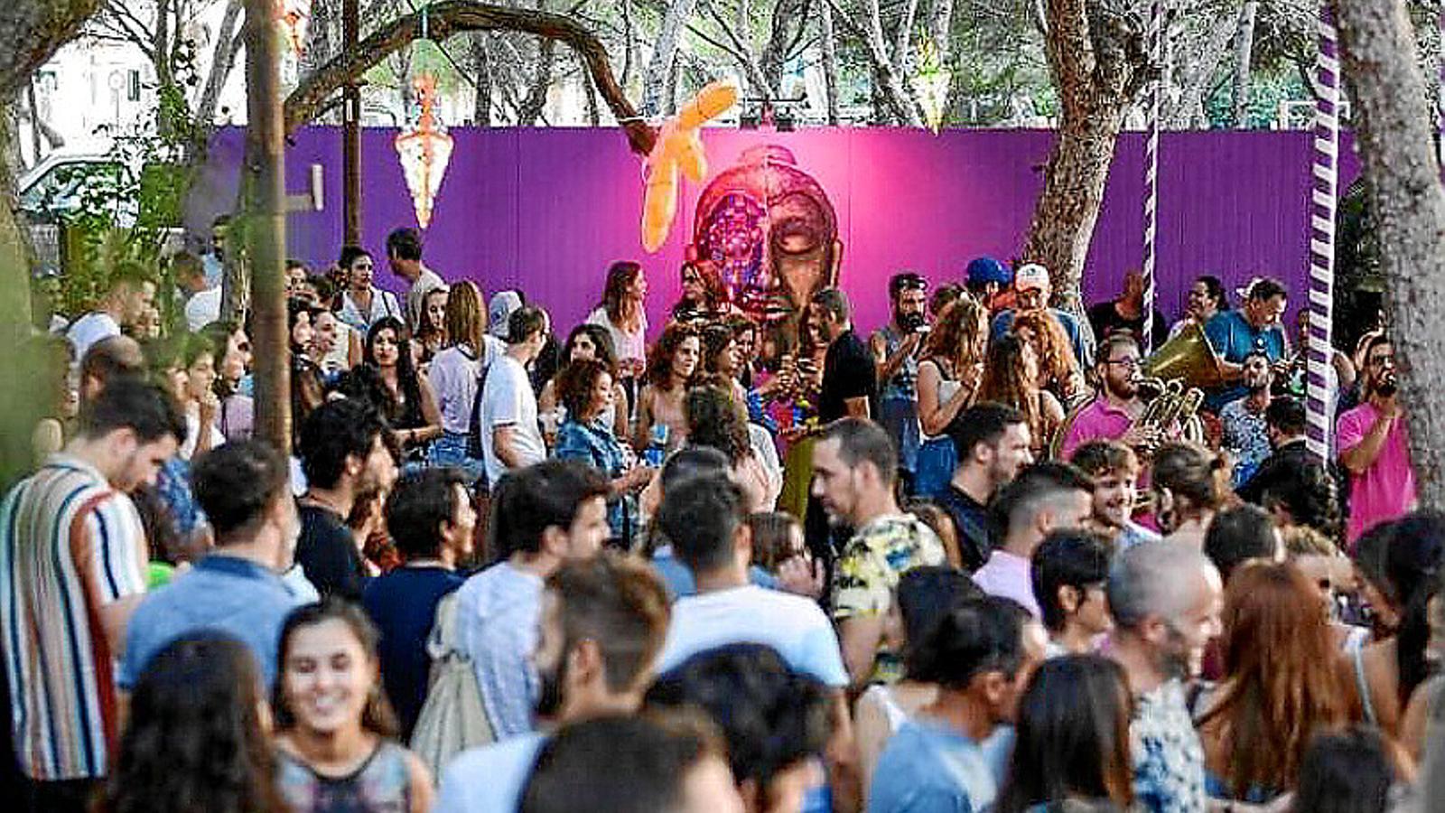 Concert a un bar ubicat a la zona de transició del Parc Natural.