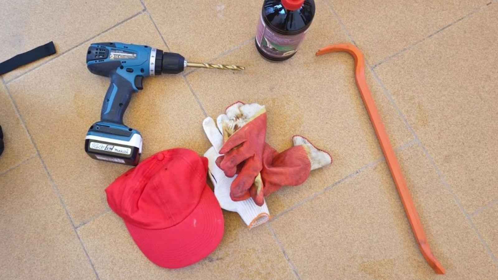 Die Werkzeuge des Mannes, der wegen des Einbruchs verhaftet wurde