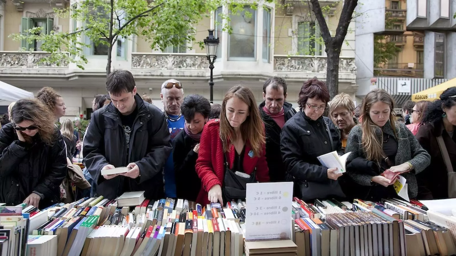 Lectors triant llibres aquest Sant Jordi a la Rambla Catalunya, a Barcelona / CRISTINA CALDERER