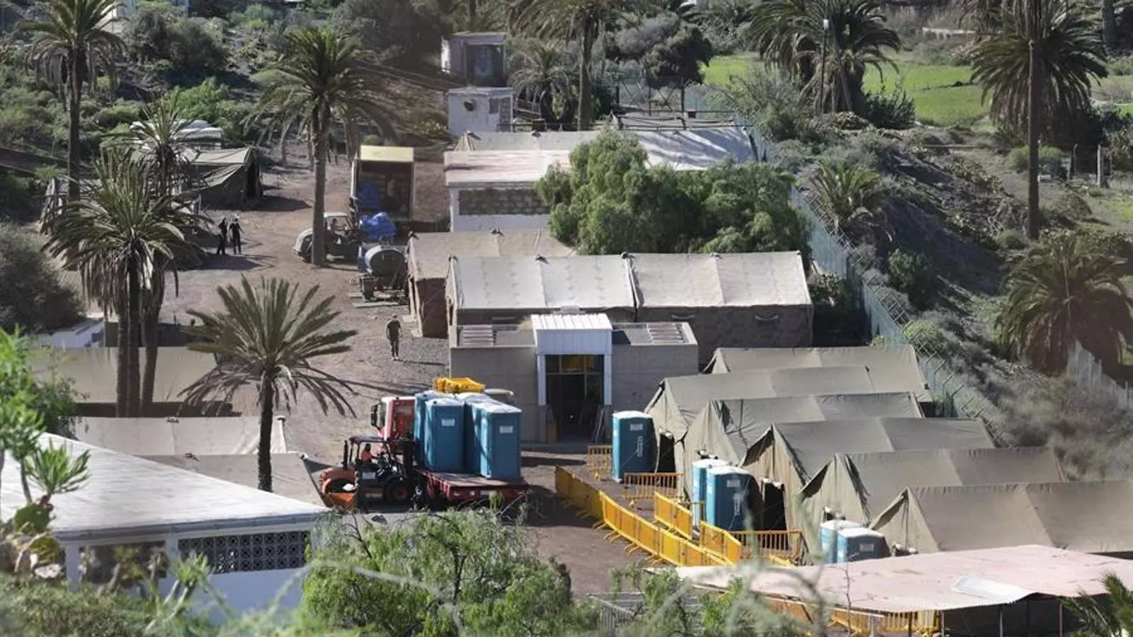 Operaris ultimant el nou campament de Barranco Seco on s'allotjaran els migrants que surtin d'Arguineguín