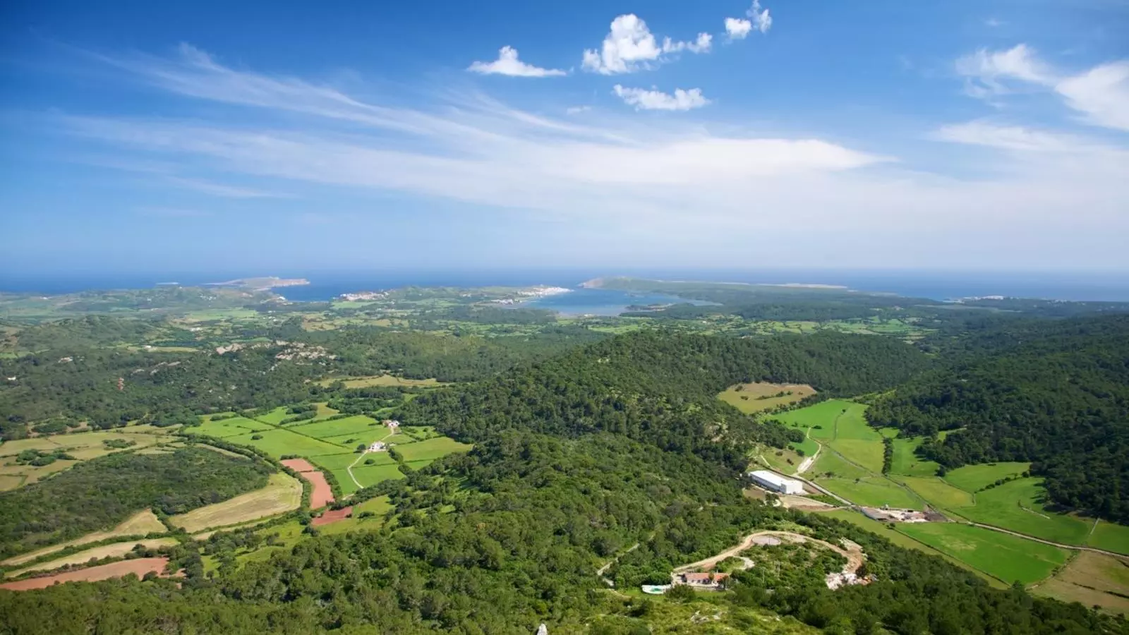 Panoràmica de Menorca amb la badia de Fornells al fons.
