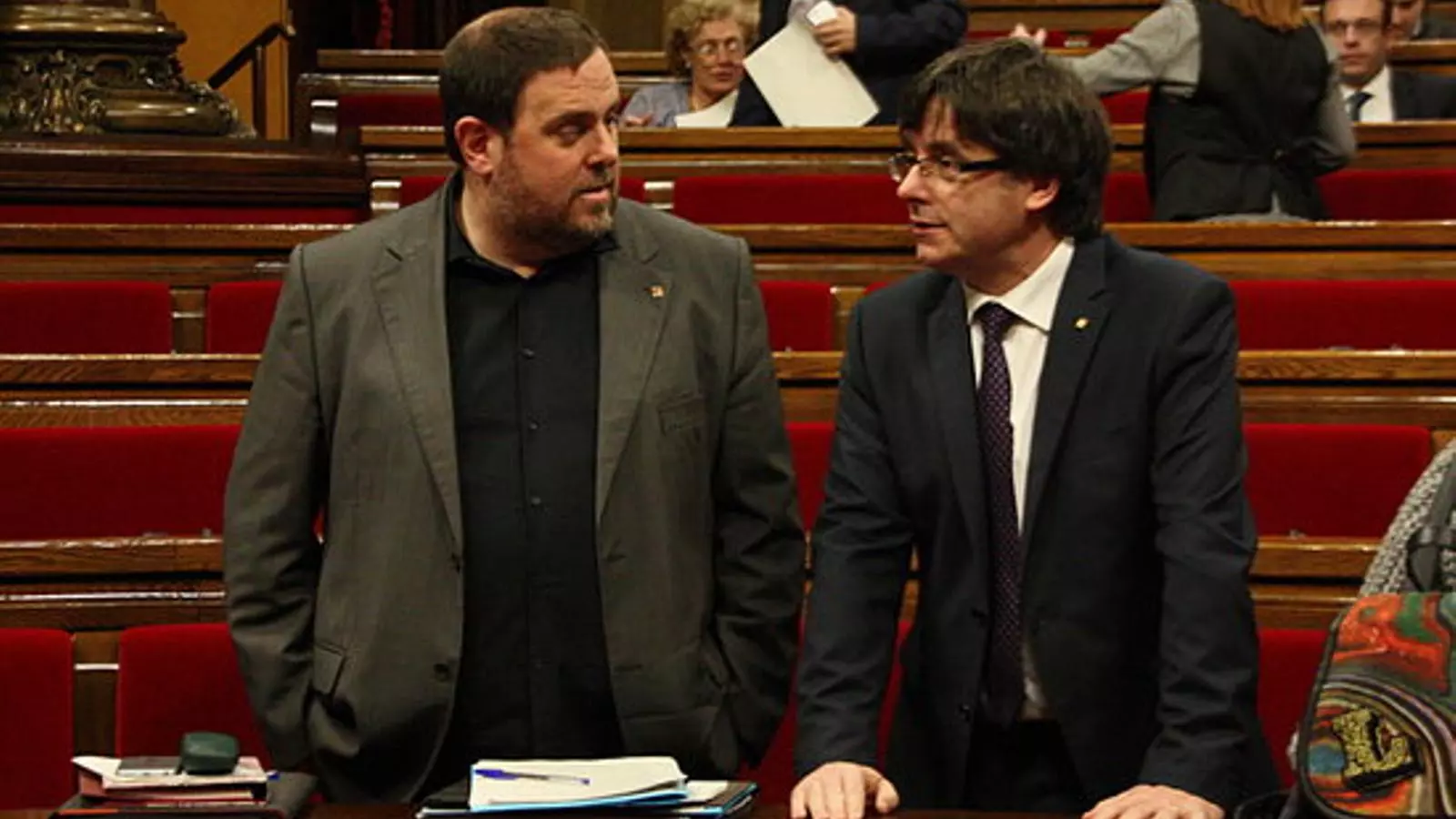Carles Puigdemont i Oriol Junqueras, abans de començar el ple / ACN