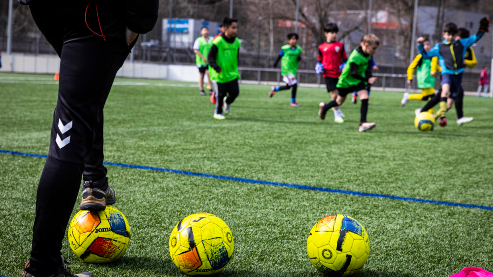 Nens durant un campus de futbol.