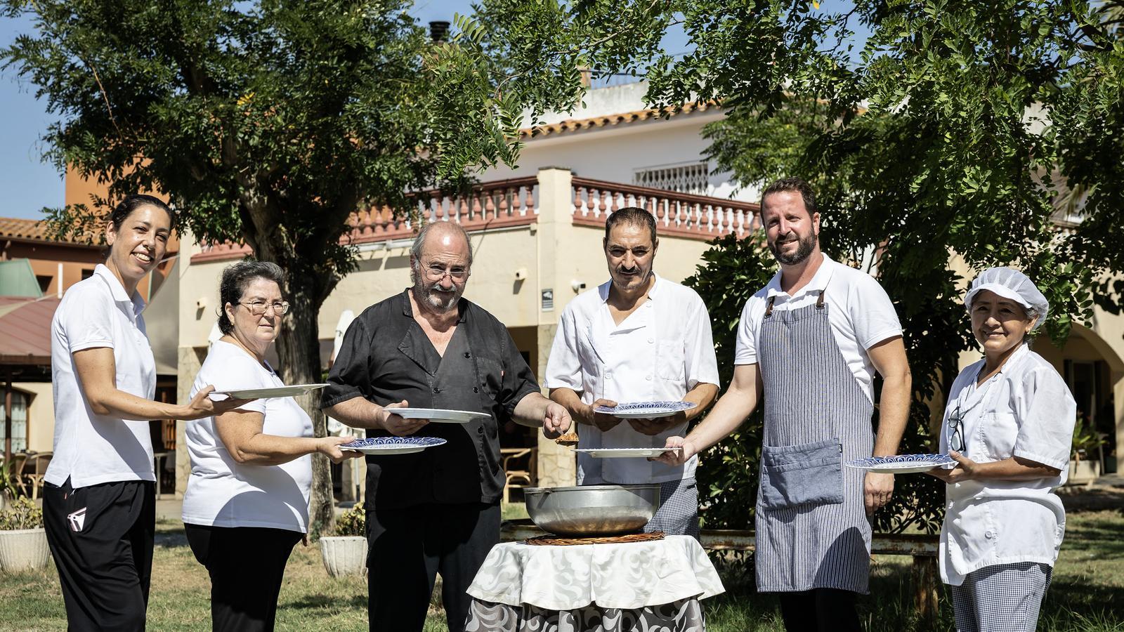El equipo de trabajadores del restaurante La Gola en su establecimiento de Torroella de Montgrí.