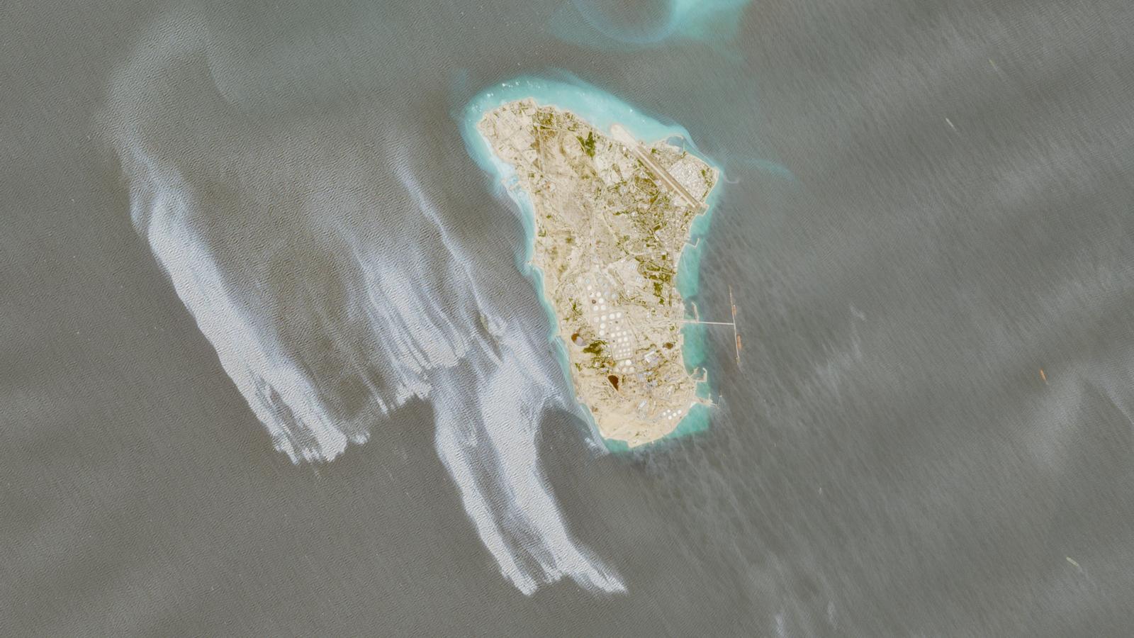 Una imagen de satélite muestra un probable derrame de petróleo que cubre decenas de kilómetros cuadrados cerca de la isla de Kharg, en Irán.