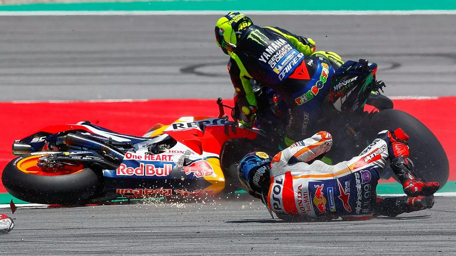 ‘Strike!’ Jorge Lorenzo va relliscar al revolt 10 i va provocar les caigudes d’Andrea Dovizioso, Maverick Viñales i Valentino Rossi.