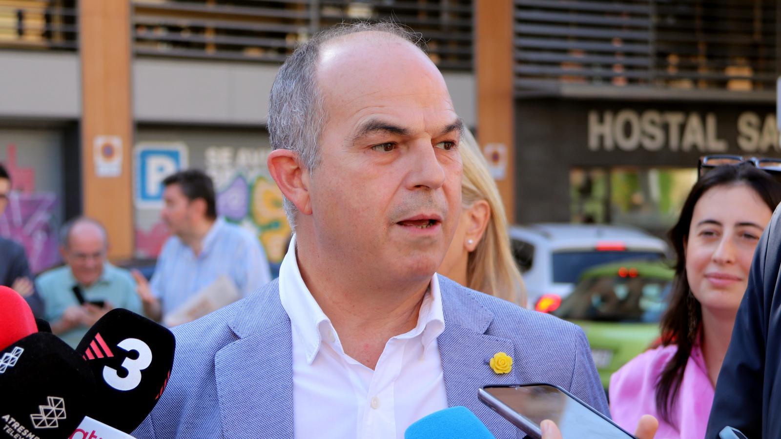 El secretario general de Junts, Jordi Turull, en una atención a los medios en la plaza de Sants de Barcelona, durante un acto para marcar el inicio del curso político municipal.