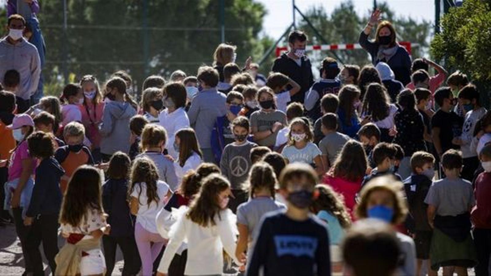 Un munt d'alumnes al pati d'una escola de Barcelona en una imatge d'arxiu.