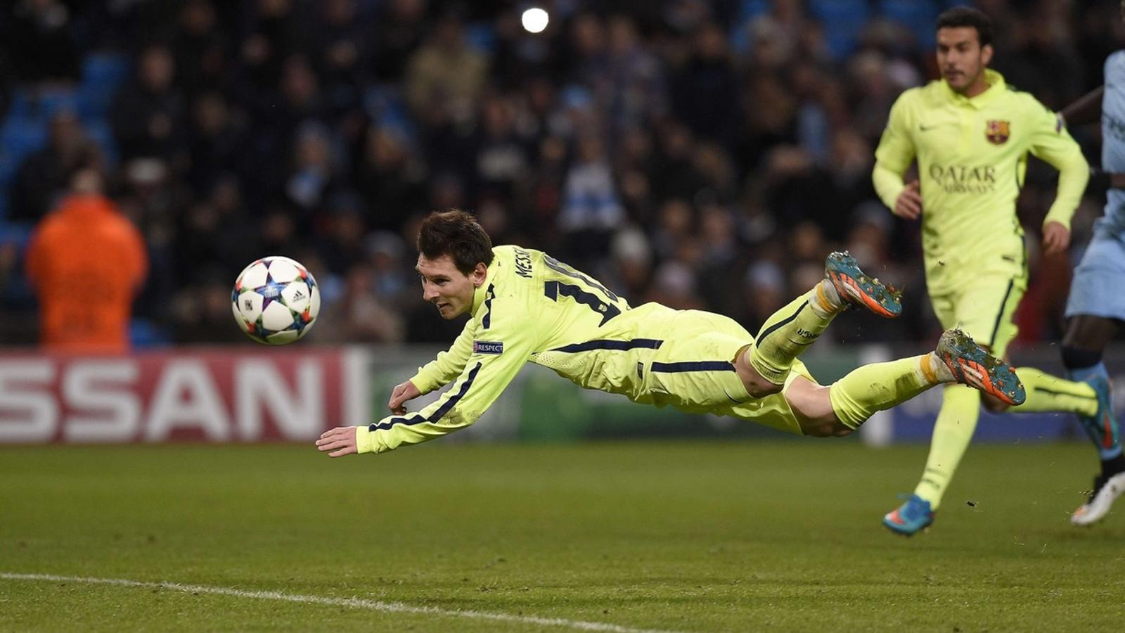 Leo Messi rematant de cap el rebuig del porter Joe Hart, que li va aturar un penal al minut 94 de partit que hauria suposat l’1 a 3.