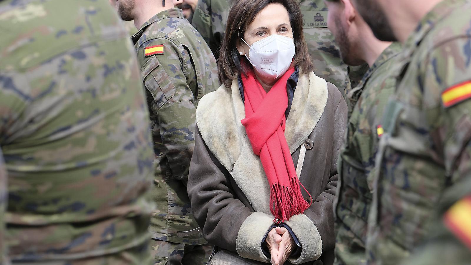 La ministra de Defensa, Margarita Robles, visitant militars espanyols.