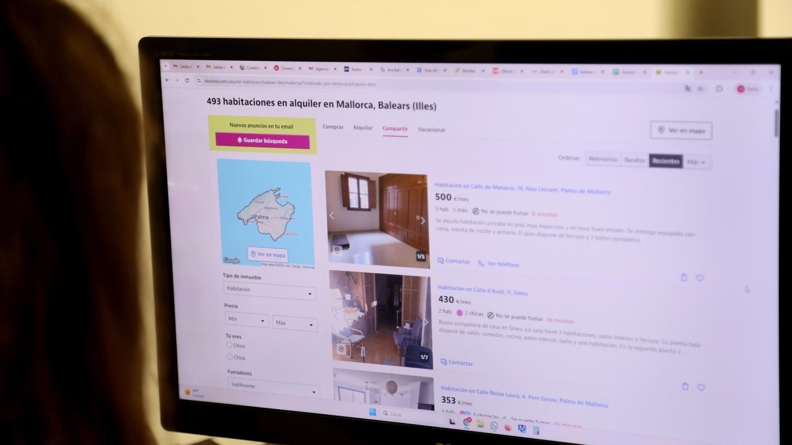 Una joven busca una habitación para alquilar en Mallorca.