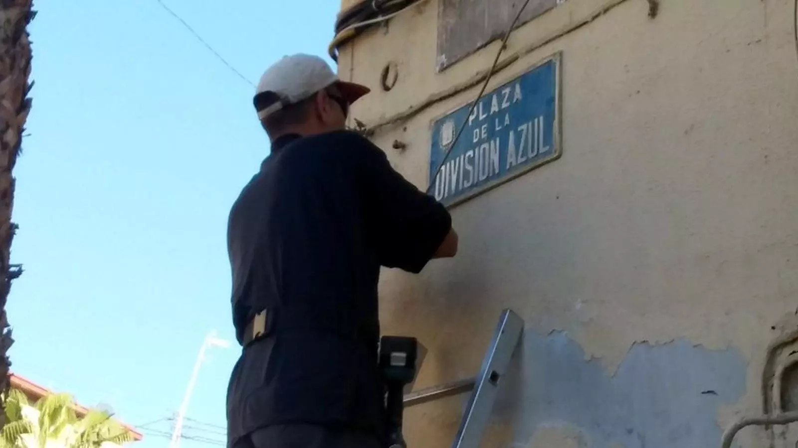 Un operari municipal realitza el canvi