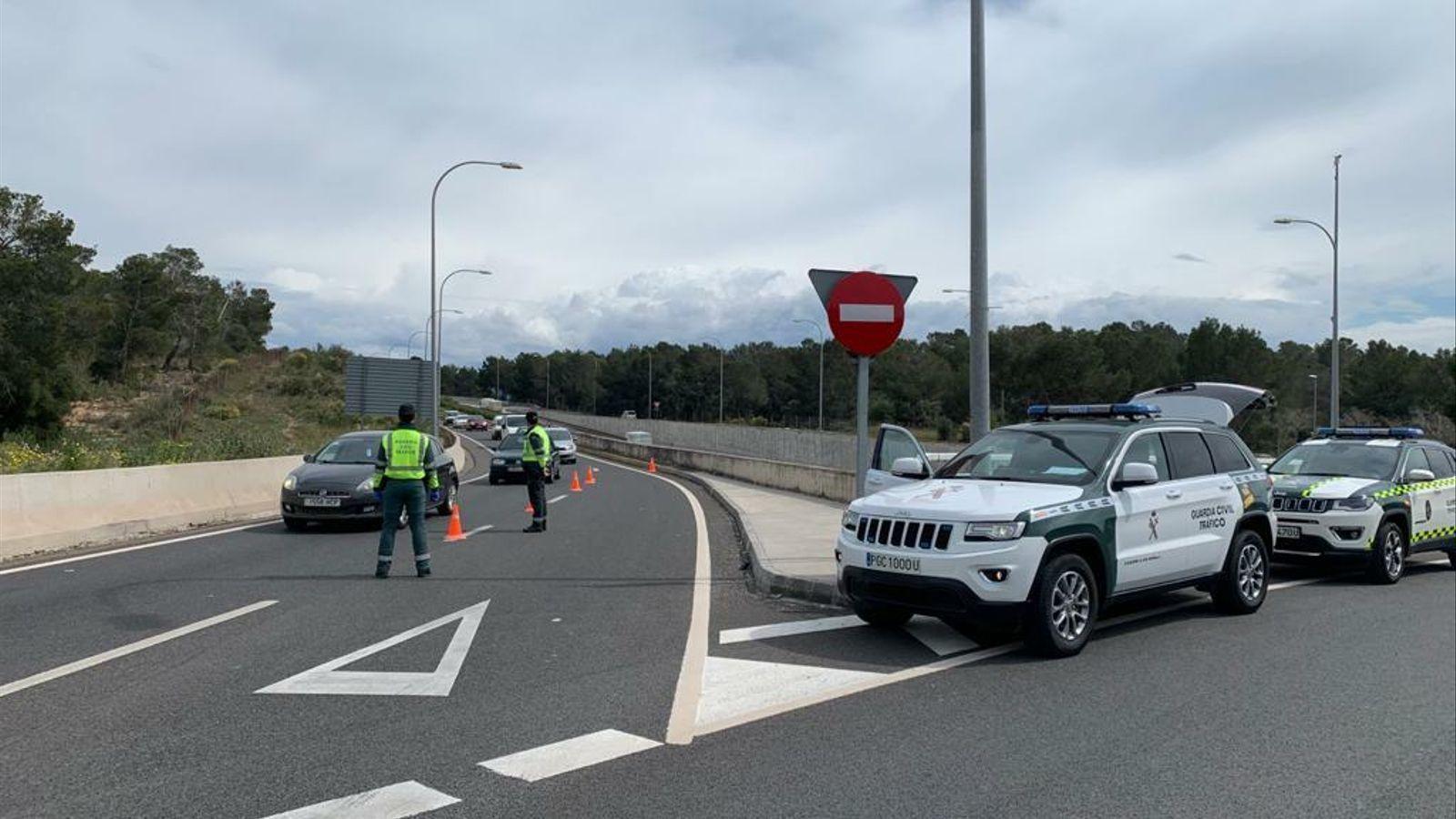 Control de trànsit de la Guàrdia Civil a la carretera de Palmanova.