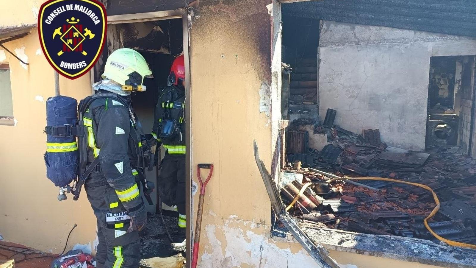 Els bombers entrant a l'edifici on s'ha extingit l'incendi