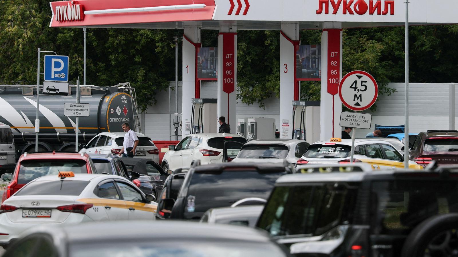 Coches hacen cola para repostar en una gasolinera de Lukoil por la escasez de combustible por los ataques ucranianos contra refinerías de petróleo en las regiones rusas.