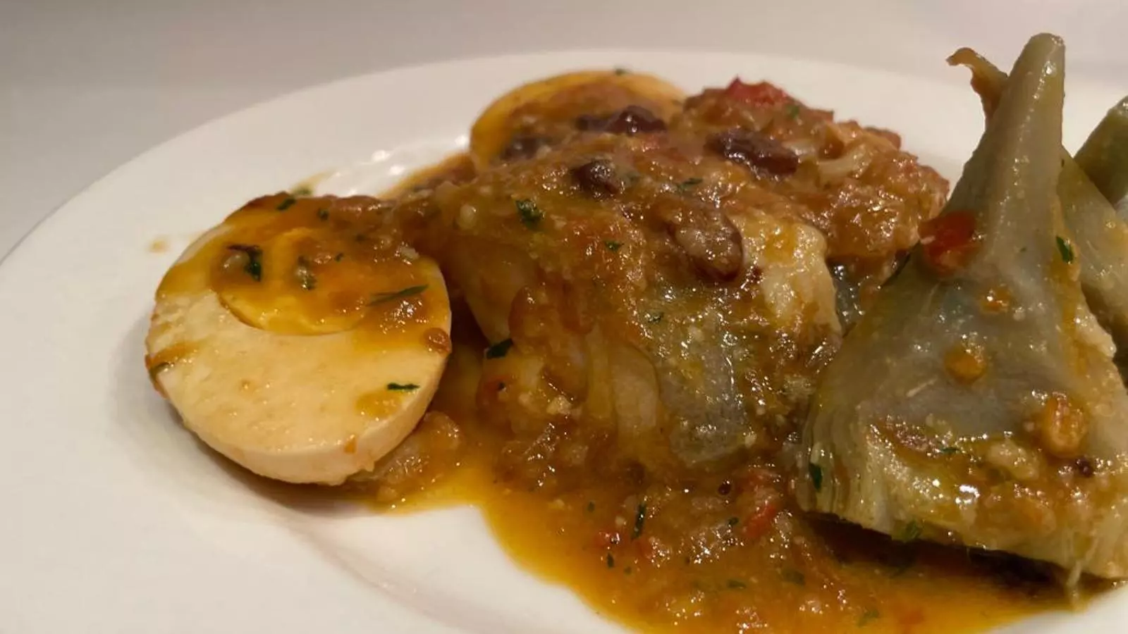 Bacallà amb carxofes i ous