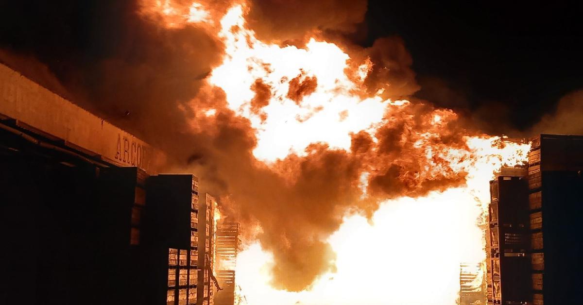 Els bombers treballen en un incendi a Lleida